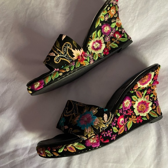 Embroidered wedge heels open toe shoes - Picture 1 of 8